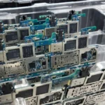 Papan sirkuit smartphone dalam kotak plastik di lini produksi pabrik elektronik